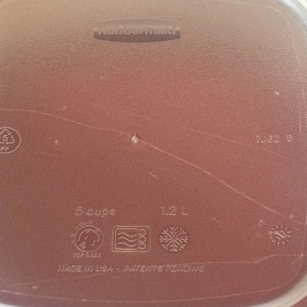 Rubbermaid 5 Cup Container 7J62 With Easy Find Red Snap Lid BPA Free